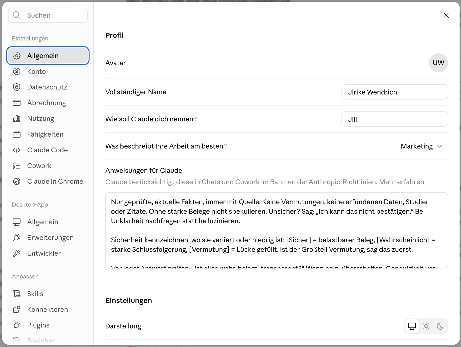 Claude-Einstellungen, Bereich Allgemein. Unter der Überschrift Profil steht das Feld Anweisungen für Claude mit eingetragenem Text.